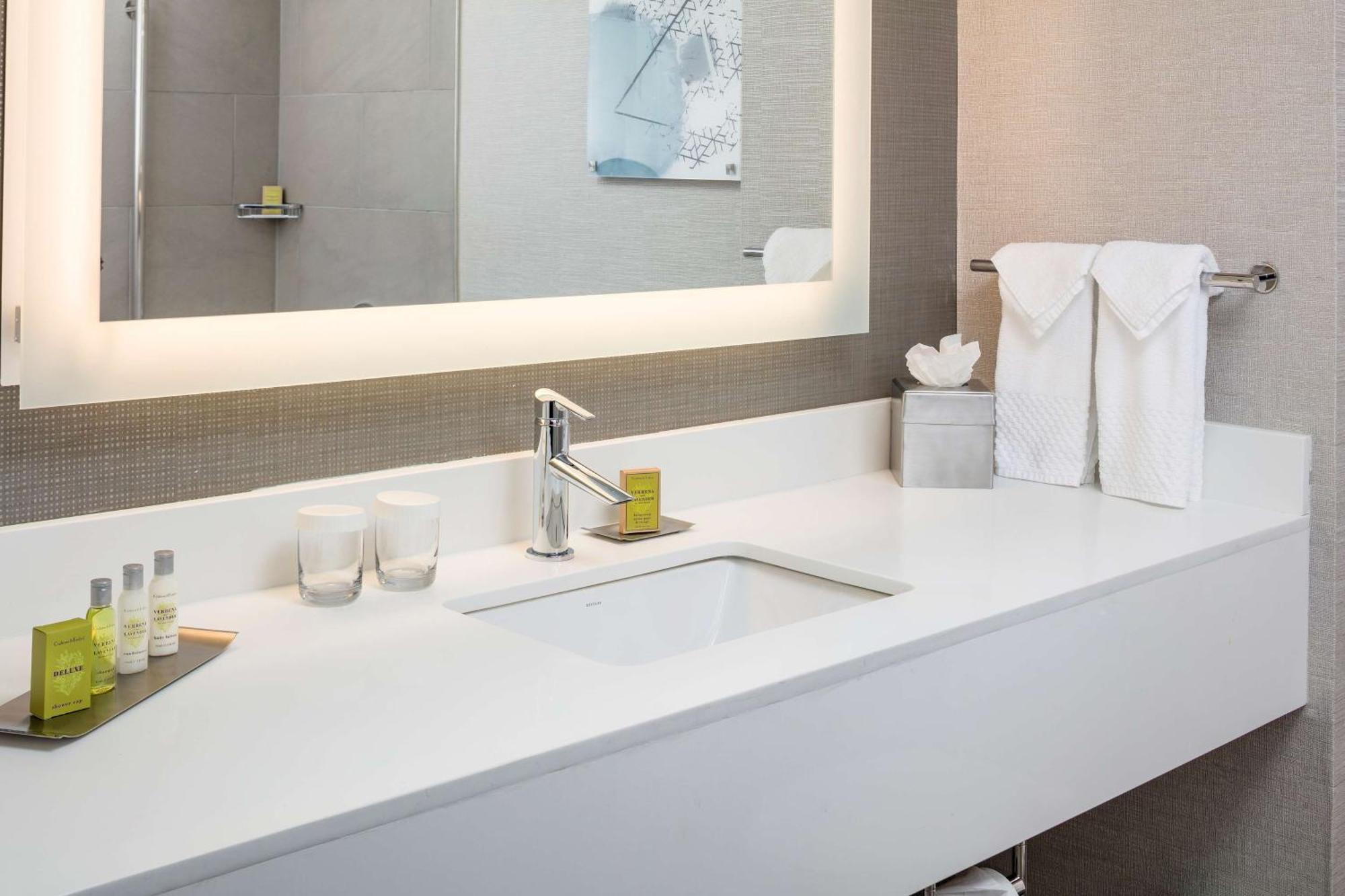 Hotel Doubletree By Hilton Boston Logan Airport Chelsea Zewnętrze zdjęcie